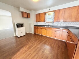 2139 London Line in Sarnia, ON - Building Photo