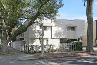 7256 Jordan Ave in Canoga Park, CA - Building Photo - Building Photo