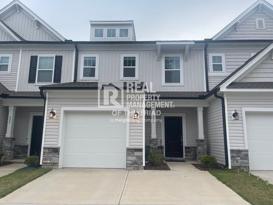 207 Solacium Ln in Greensboro, NC - Building Photo