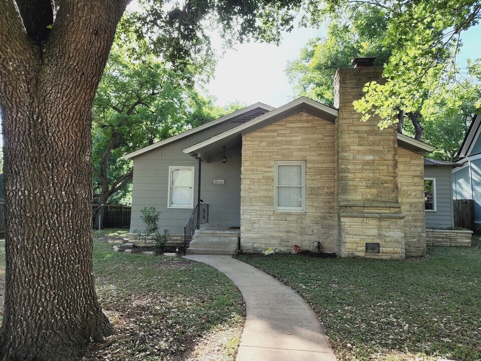 803 Mills St in Smithville, TX - Building Photo