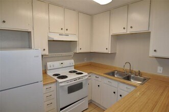 2032 Oakwood Ct in Arlington, TX - Building Photo - Building Photo