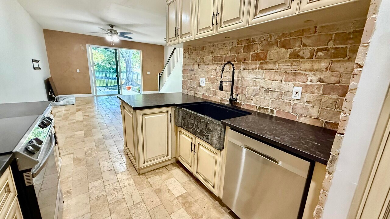 6306 Crescent Lake Way in Greenacres, FL - Building Photo