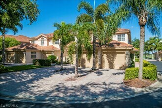 526 Laguna Royale Blvd in Naples, FL - Foto de edificio - Building Photo