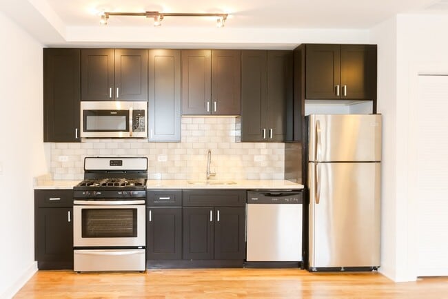 2211 W Eastwood Ave, Unit J08W in Chicago, IL - Building Photo - Building Photo