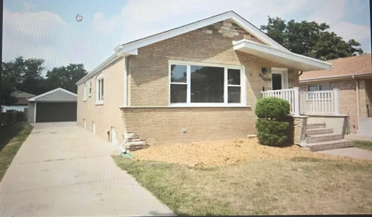 8726 S Francisco Ave in Evergreen Park, IL - Building Photo