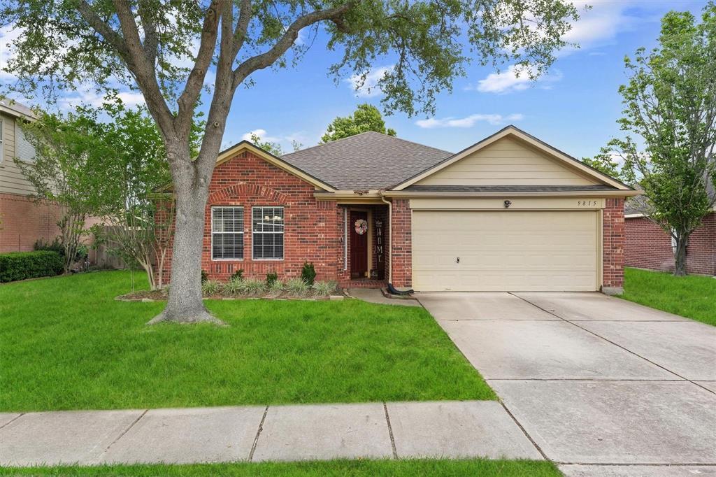 9815 Hallmark Ln in Pearland, TX - Building Photo