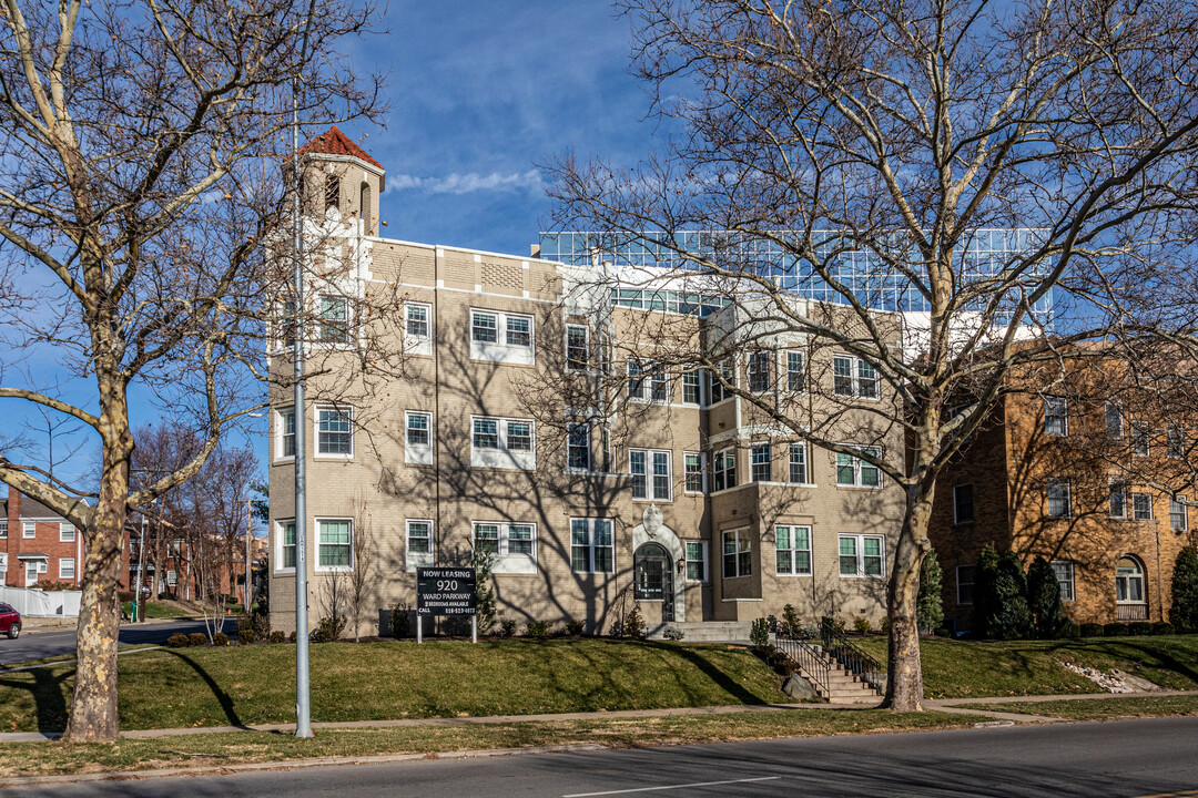 West Plaza Apartments in Kansas City, MO - Building Photo