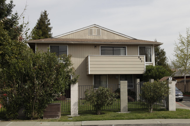 687 Schafer Rd in Hayward, CA - Building Photo - Building Photo