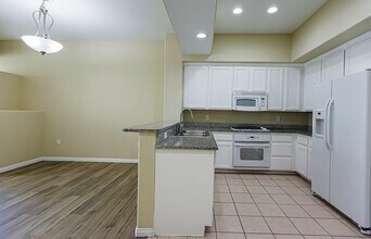 32 E Serene Ave in Las Vegas, NV - Building Photo - Building Photo
