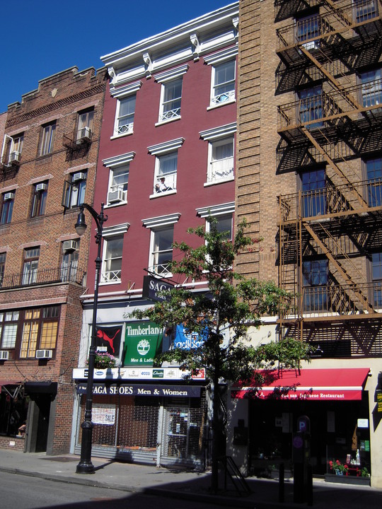 17 W 8th St in New York, NY - Building Photo