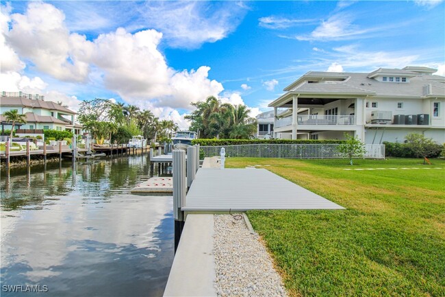 1353 Pelican Ave in Naples, FL - Foto de edificio - Building Photo