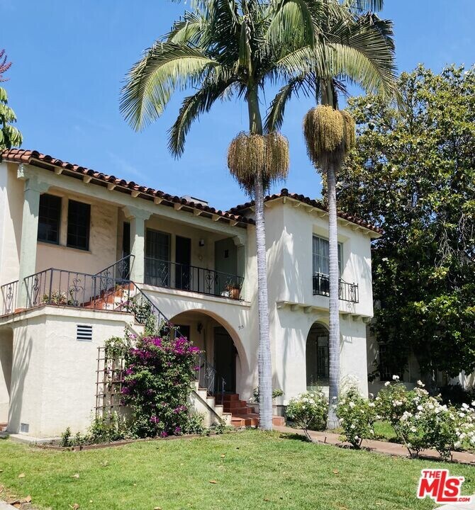 915 S Holt Ave in Los Angeles, CA - Building Photo