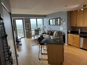 929 Portland Ave, Unit 2408 in Minneapolis, MN - Building Photo - Building Photo