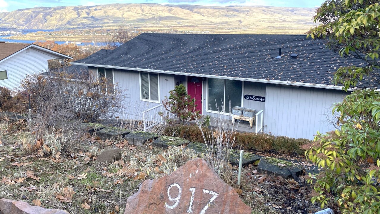 917 E Scenic Dr in The Dalles, OR - Building Photo