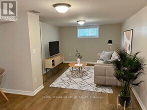 1528 Pharmacy Ave in Toronto, ON - Building Photo - Building Photo