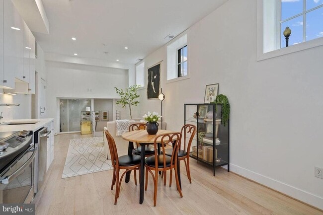 1211 G St SE, Unit 1 in Washington, DC - Foto de edificio - Building Photo