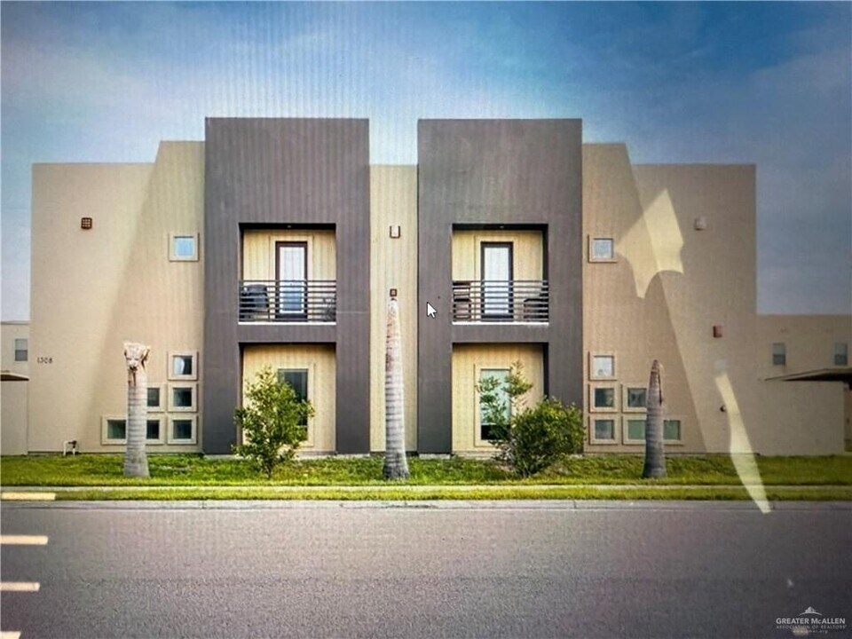 1308 Daffodil Ave in McAllen, TX - Building Photo