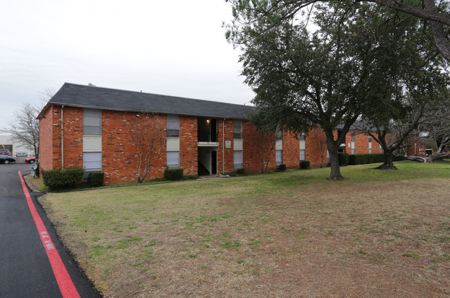 Woodcrest Apartments in Arlington, TX - Foto de edificio - Building Photo