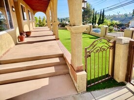 909 Galopago St in Spring Valley, CA - Building Photo