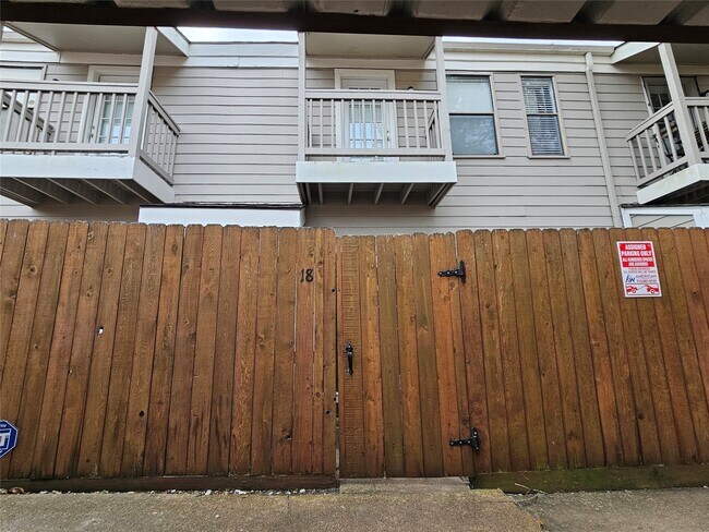 11710 Southlake Dr in Houston, TX - Foto de edificio - Building Photo