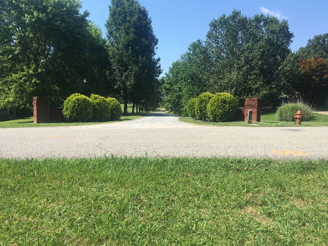 174 Schools Dr in Camden, TN - Building Photo - Building Photo