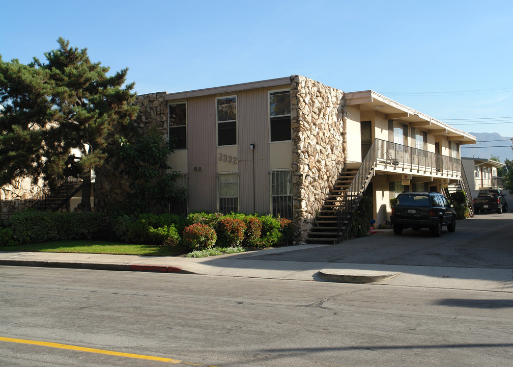 Maui Apartments in Burbank, CA - Building Photo