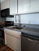 902 Camino Real, Unit 201 in Redondo Beach, CA - Building Photo - Building Photo