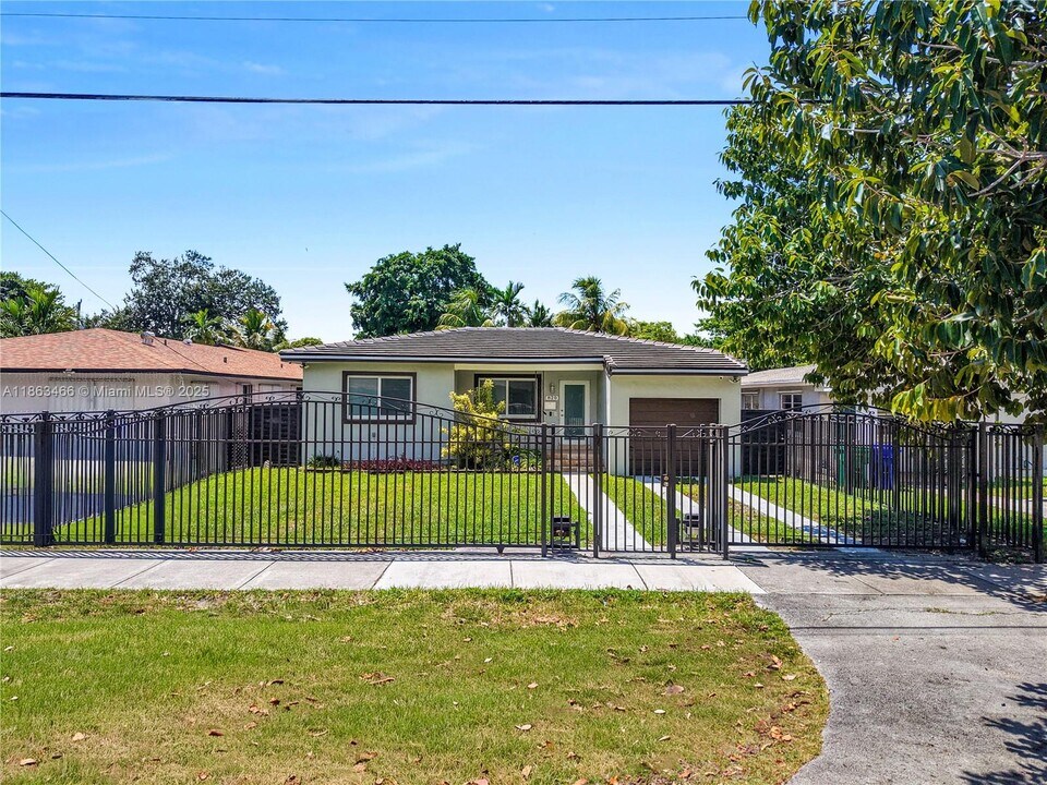 820 NW 31st Ave in Miami, FL - Building Photo