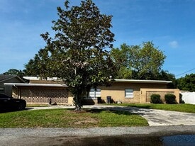 210 N Lakeshore Dr in Lake Wales, FL - Building Photo