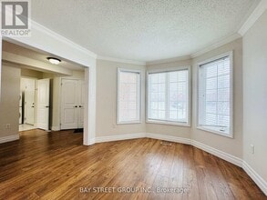 28 Shalom Way in Barrie, ON - Building Photo - Building Photo