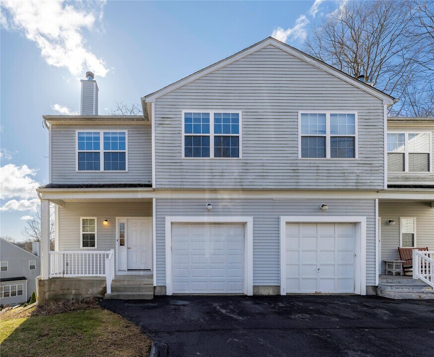 1474 Iroquois St in Shrub Oak, NY - Building Photo