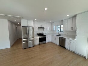 714 E Palm Ave in Burbank, CA - Building Photo - Building Photo