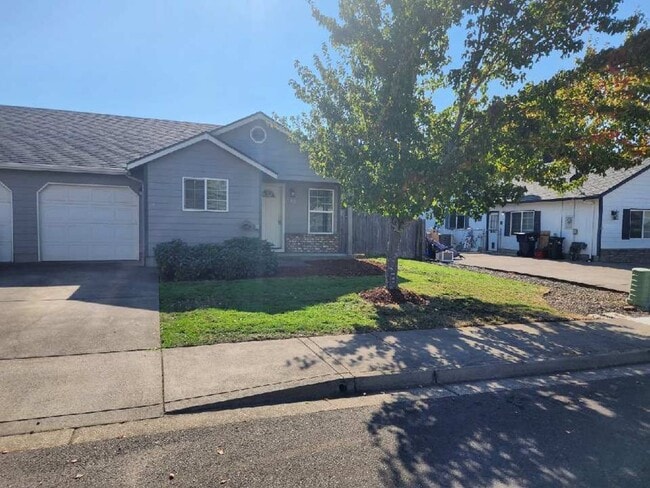 115 Blue Jay Loop in Creswell, OR - Foto de edificio - Building Photo