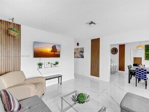 421 W Pembroke Rd in Hallandale Beach, FL - Building Photo - Building Photo