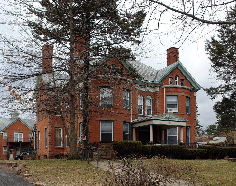 197 Linden St in Holyoke, MA - Foto de edificio