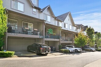 1304 Williamsburg Walk NE in Issaquah, WA - Building Photo - Building Photo