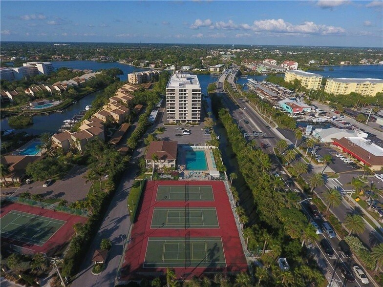 6415 Midnight Pass Rd, Unit 602 in Sarasota, FL - Building Photo