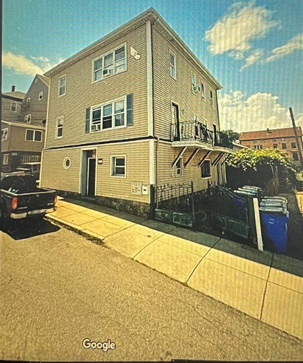 291 Tuttle St in Fall River, MA - Building Photo