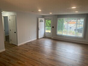 2468 NE Fleming Terrace in Gresham, OR - Building Photo - Building Photo