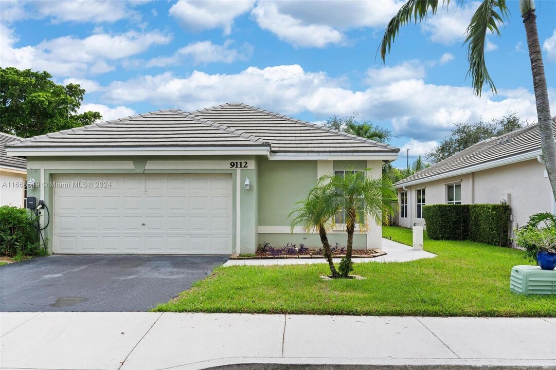 9112 Lake Park Cir S in Davie, FL - Foto de edificio