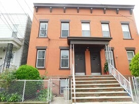 12 E 15th St in Bayonne, NJ - Building Photo