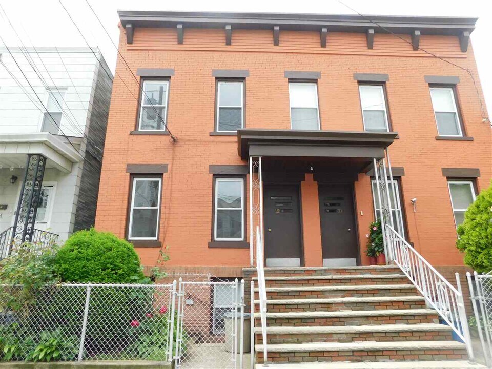12 E 15th St in Bayonne, NJ - Building Photo