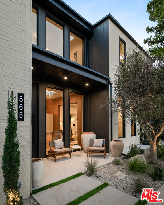 565 Toyopa Dr in Los Angeles, CA - Building Photo - Building Photo