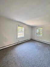 52 Raymond St in Darien, CT - Building Photo - Building Photo
