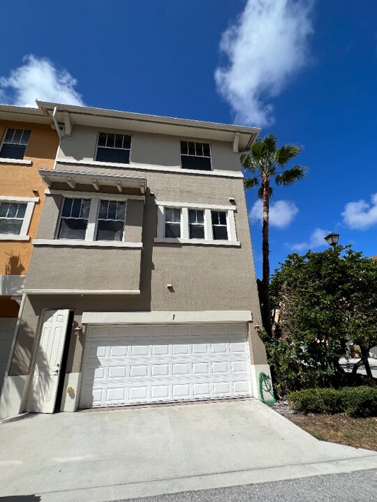 441 Amador Ln in West Palm Beach, FL - Building Photo