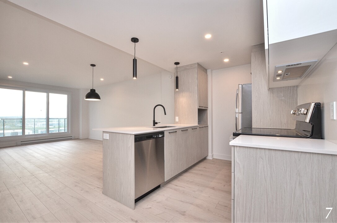 12065 Rue de Blois in Mirabel, QC - Building Photo