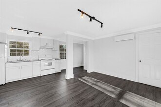 1633 Fourcade St in Houston, TX - Foto de edificio - Building Photo