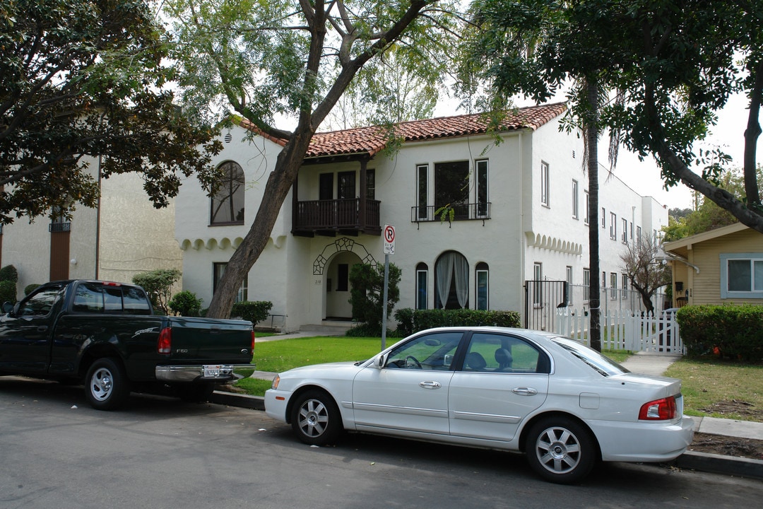 216 E Windsor Rd in Glendale, CA - Building Photo