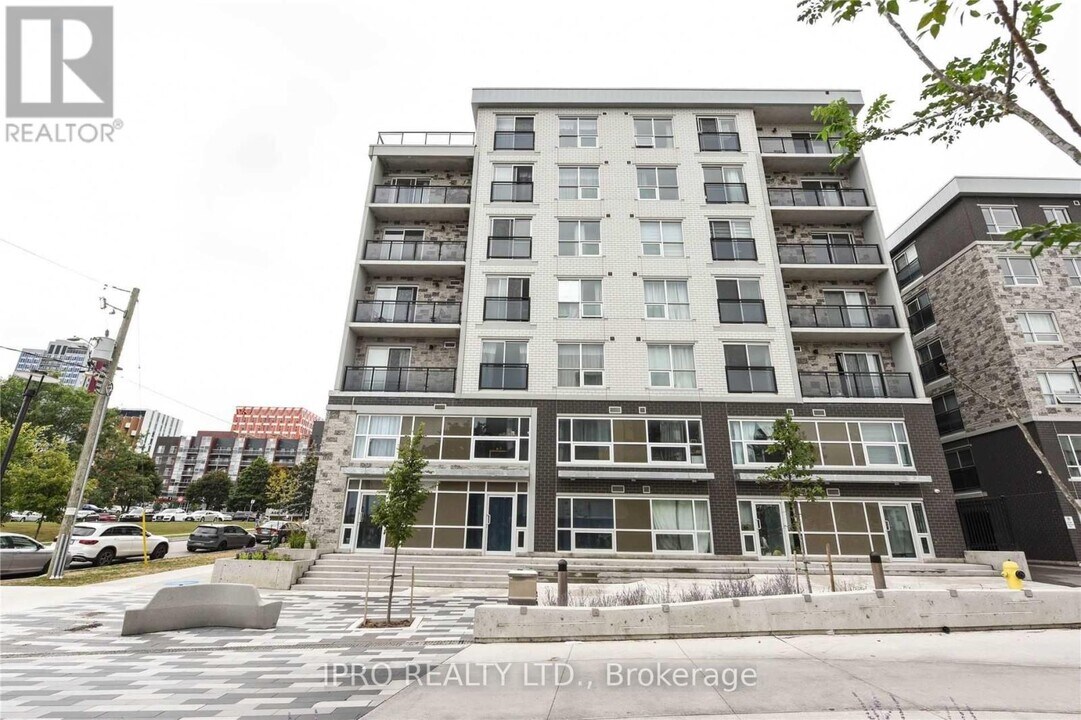 275-B275 Larch St in Waterloo, ON - Building Photo