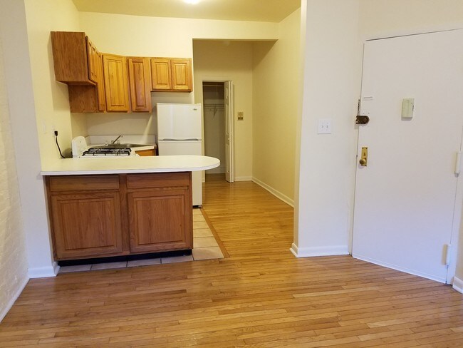 327 E 75th St-Unit -8 in New York, NY - Building Photo - Building Photo